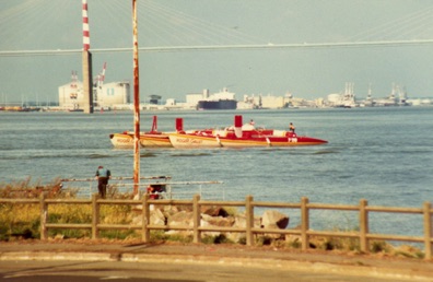 Arrivée du catamaran Roger et Gallet mené par Eric Loizeau au Port de St Nazaire en 1987